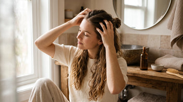 Hoofdhuidmassage met de vingertoppen om de hoofdhuid te verzorgen en de lokale doorbloeding te stimuleren.