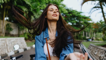 Vrouw met glad en pluisvrij haar dat mooi in model blijft bij vochtig weer.