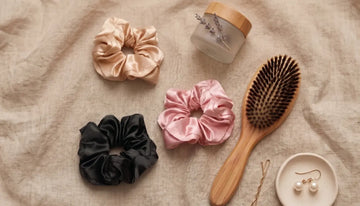 Satijnen scrunchies voor glanzend, gezond haar dankzij satijnen haaraccessoires zoals een bonnet en satijnen kussensloop.