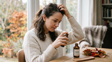 Vrouw die meer haarverlies opmerkt tijdens seizoensgebonden haaruitval in de herfst of lente.